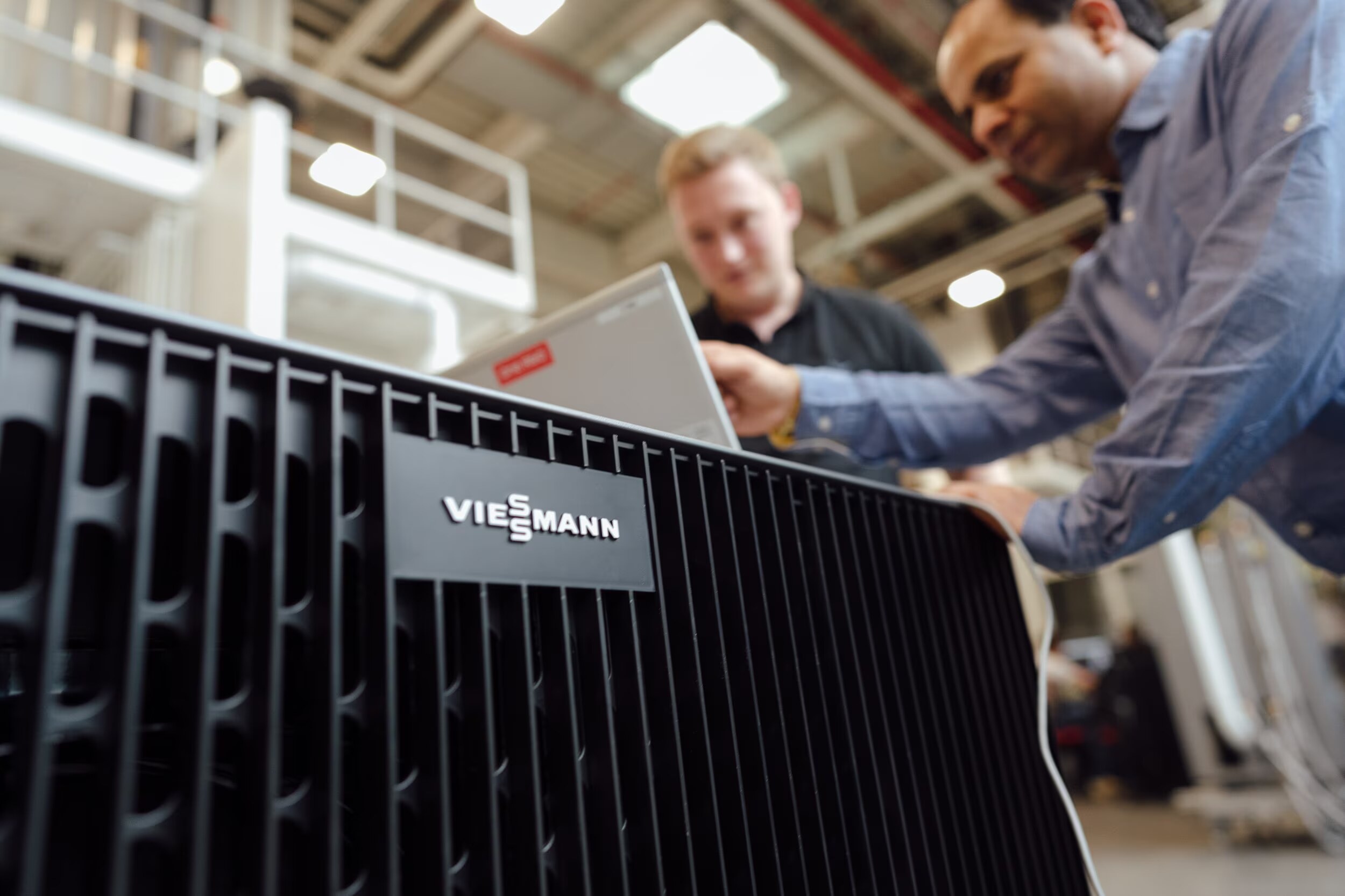 Viessmann Servicetechniker bei der Wartung einer Wärmepumpe